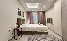 Contemporary & Spacious Renovated Apartment, Dt Syntagma, /Touristic Area